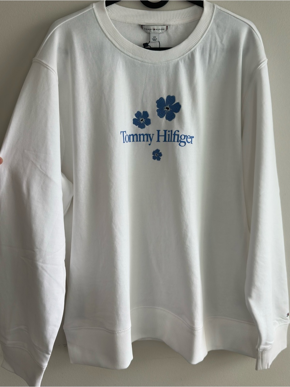 Tommy Hilfiger NWT Women’s Crewneck White with Blue Floral Embroidery Size Large